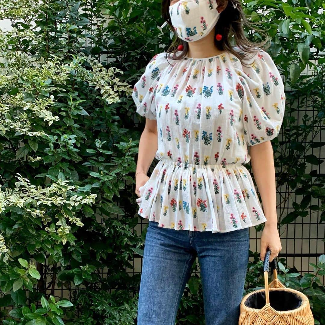 Tsuru by Mariko Oikawaのインスタグラム：「New arrival!  快晴な日に映えるカラフルな刺繍ブラウスはデニムとも相性抜群♪ カゴバックを持ってご機嫌な1日◎  Agrippina/GARDEN ¥25,000+tax  Shaclton ¥12,000+tax  #tsuru #tsurubymarikooikawa #2021ss」