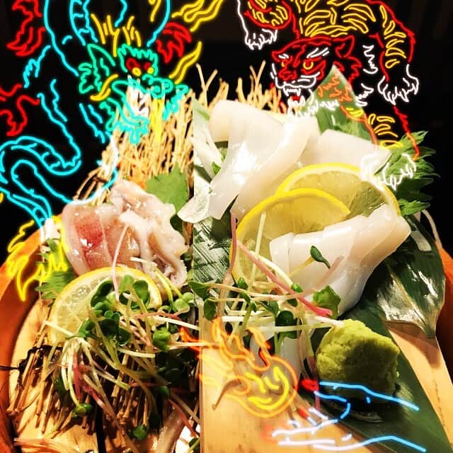 うまかもん九州料理 九州魂天王寺店のインスタグラム：「まいど九州魂（くすだま）天王寺店です！  好評！朝絞めヤリイカ刺し！ 九州甘醤油で旨さアップ！ 焼酎ソーダと合わせたい！  また寒くなってきたので、晩御飯にモツ鍋いかがですか！？  本日も、ご来店お待ちしてます！  #阿倍野居酒屋 #阿倍野グルメ #天王寺グルメ #天王寺居酒屋 #B級グルメ #九州居酒屋 #博多もつ鍋 #九州魂天王寺店 #ヤリイカ刺し」