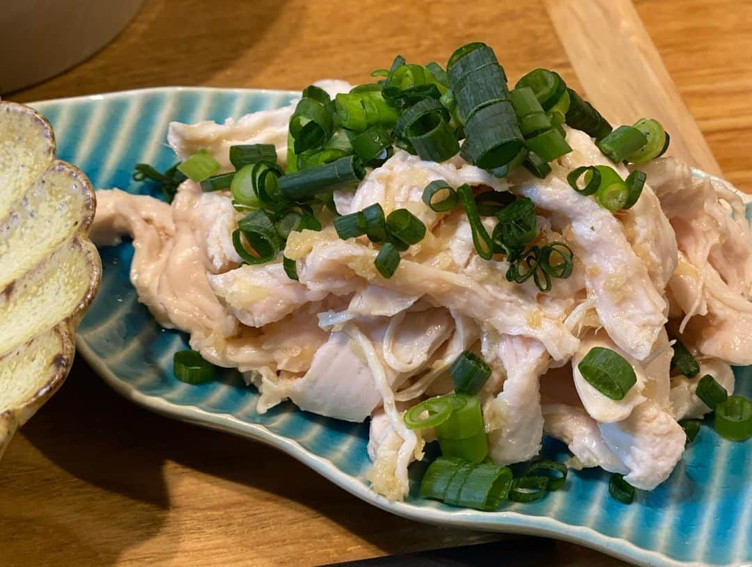 クロさんのインスタグラム写真 - (クロInstagram)「前日の余りのニンジンでニンジンポタージュ👩🏽‍🍳✨✨﻿ ﻿ ブレンダーがあるとポタージュは一瞬！！﻿ どうせならほうれん草♩で今度は作ってみたぁーい！！！﻿ ﻿ 永谷園のチャーハンの素メッチャ美味しかった🤤🤤﻿ 追加で長ネギと、ミックスベジタブルを。﻿  自分で作っておいて全然食べきれなくて、 おでんは翌日に。 ﻿ #チャーハン #おでんは母からの差し入れ #ジャンツォンジャン #業務スーパー #ほうれん草ブロッコリーは積極的に使いたい #定食ご飯 #今日の晩御飯 つくりおき食堂まりえ #お家ごはん #おうちごはん #時短ご飯 #dinner #簡単レシピ #レシピ #電子レンジご飯 #時短レシピ#yummy #delistagrammer #homecooking #tokyo #japanesefood #instafood #foodstagram #クロリサ的自炊 #おうちご飯 #クッキングラム #晩ごはん #instagood #instalike #tokyo #可愛い #大好き」2月17日 9時52分 - kuro_risa