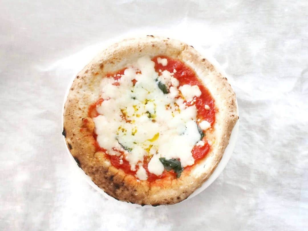 酒井千佳さんのインスタグラム写真 - (酒井千佳Instagram)「* ピザが好きで 特につわり中はなぜか食べたくなって ピザばっかり食べてたなぁ。  東京はいろいろ好きなお店あるんだけど 私の住んでる伊丹では ピッツェリアヒロのピザが好き。 @pizzeriahiro   と思ってたら 冷凍ピザもやってたのね。 @my_favorite_foooz   初めて冷凍食べたけど ちゃんとヒロのピザだった。  美味しい。  #pizza #世界一ピザ #冷凍ピザ #伊丹グルメ #ピザ好き #ピザお取り寄せ #お取り寄せ #ピザ通販 #ピッツェリアヒロ」2月17日 9時54分 - sakaichikaaaa