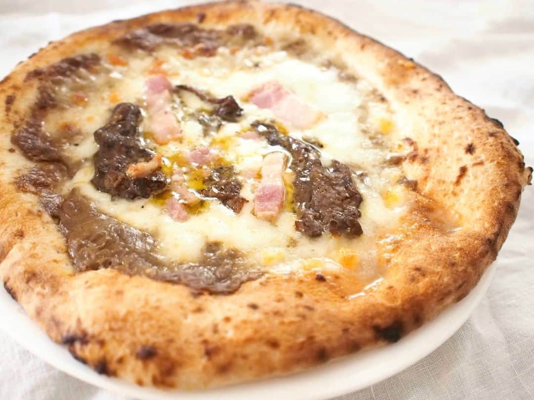 酒井千佳さんのインスタグラム写真 - (酒井千佳Instagram)「* ピザが好きで 特につわり中はなぜか食べたくなって ピザばっかり食べてたなぁ。  東京はいろいろ好きなお店あるんだけど 私の住んでる伊丹では ピッツェリアヒロのピザが好き。 @pizzeriahiro   と思ってたら 冷凍ピザもやってたのね。 @my_favorite_foooz   初めて冷凍食べたけど ちゃんとヒロのピザだった。  美味しい。  #pizza #世界一ピザ #冷凍ピザ #伊丹グルメ #ピザ好き #ピザお取り寄せ #お取り寄せ #ピザ通販 #ピッツェリアヒロ」2月17日 9時54分 - sakaichikaaaa