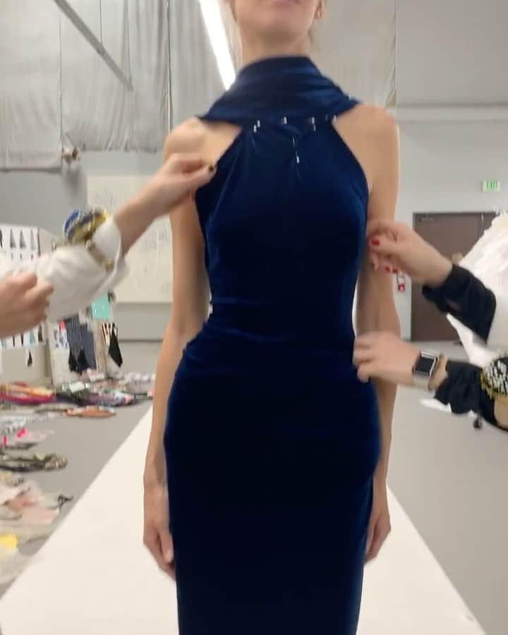 Monique Lhuillierのインスタグラム：「Fittings to Final ✂️✂️ #moniquelhuillier」