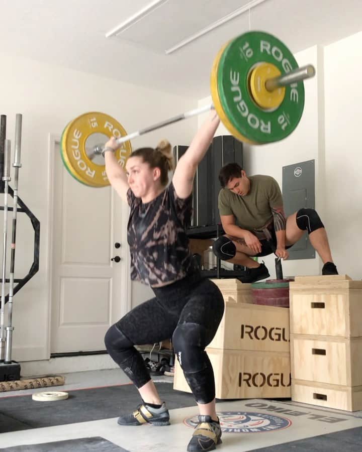 マッティ・ロジャーズのインスタグラム：「Some bouncy lil back off week OTM powers. Goals of back off weeks: RECOVER (mentally & physically), make every movement perfect, add extra rehab/gentle accessory work & stretching, spend LESS time in the gym & more time catching up on regular person things (that includes rest/sleep if the regular person things list isn’t too long), keep up with all regular body maintenance if not add MORE & mentally prepare for the coming weeks of super intense training again.   Back off weeks are new to me in the last year ish & at first I felt almost LAZY, but I am so grateful for them now. When we say go on the training, we GO. So a week of dialed back volume/intensity is much needed.   Since I have some regular person time, I’ll answer any and all questions about WHATEVER in the comments for a bit. Go crazy」