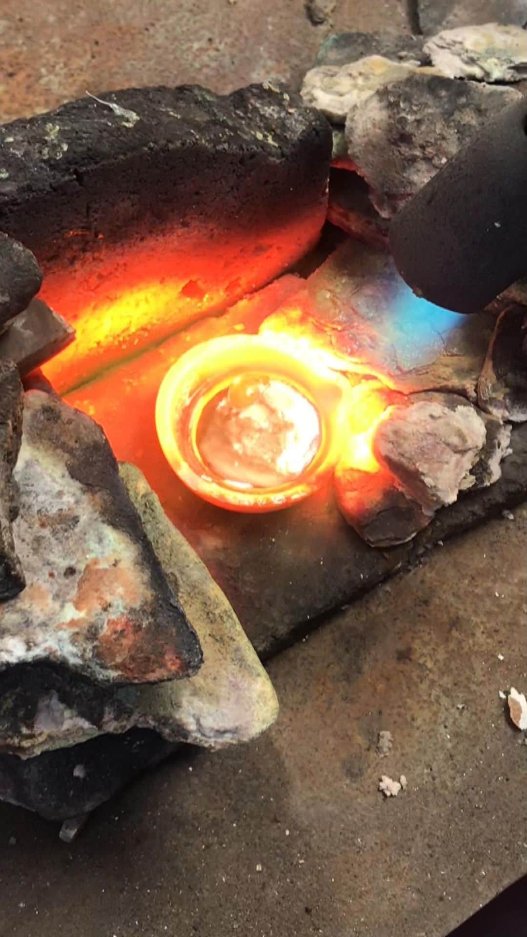 ホアキンベラオのインスタグラム：「En el oficio de joyería, los sacadores de fuego (nombre poco conocido por el público, que tan solo conoce el nombre genérico de joyero)」