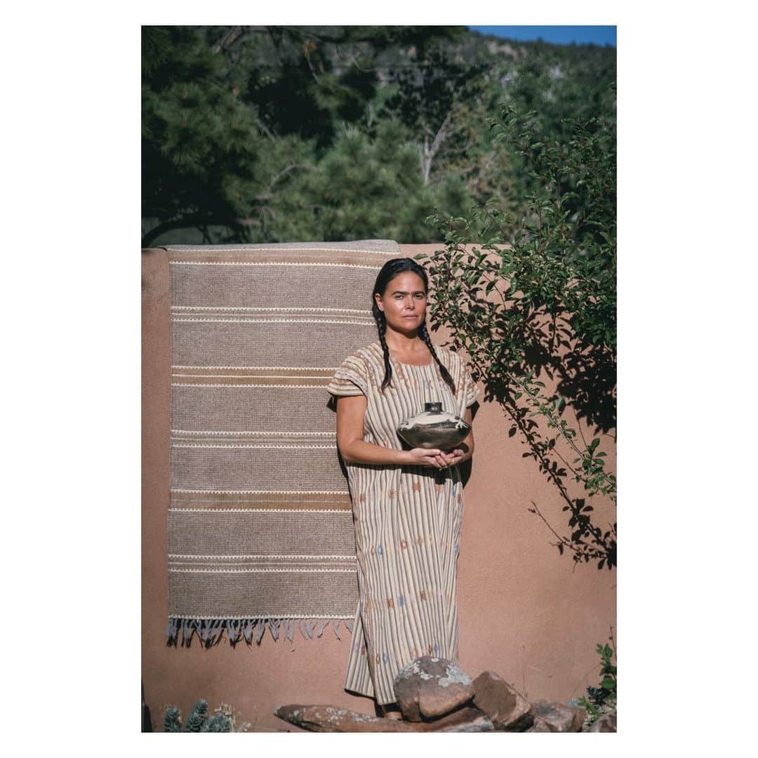 マッタのインスタグラム：「Zanzamoras, from our mattaMondo Collection 🌺⁠ ~These cotton canvas kaftans are handwoven in Mexico by local artisans using traditional waist looms. ⁠ Only natural dyes are used, consisting of murex shells, indigo, walnut, cochineal, and tree barks, found in the San Juan Colorado region, and infuse each piece with unique color stories. ⁠ It takes three months to complete each piece, and all are one of a kind. ⁠ These are storied heirlooms supporting and honoring the proud traditions of the Mexican people.⁠ ⁠ ✨See more on our site, link in bio✨⁠ Image from @nomadicsonglines⁠」