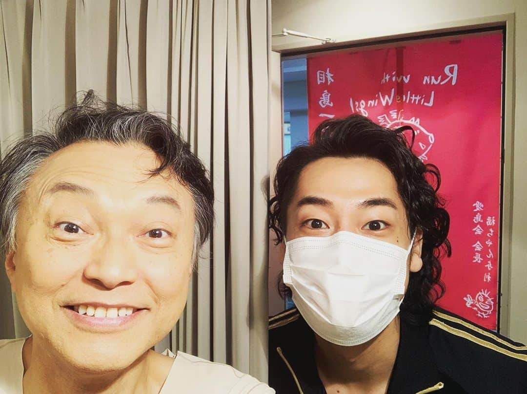 福士誠治さんのインスタグラム写真 - (福士誠治Instagram)「舞台オスロにて 相島一之さんとパシャリ  純情きらり以来の共演！ やっぱり大好きな先輩！ お芝居も好きだし何より人柄が大好き！  最近は相島さんのやっているバンド#The blues junpers の曲をダウンロードして楽屋で聴いたりしている。  今度MISSIONのアルバムも勝手にプレゼントしようと考え中笑笑  #福士誠治 #相島一之 #舞台オスロ #オスロ #演劇 #新国立劇場 #mission」2月17日 10時02分 - seiji_fukushi