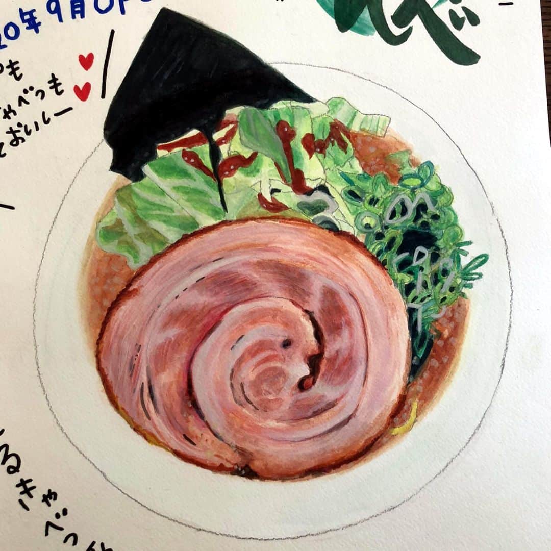 奥山佳恵さんのインスタグラム写真 - (奥山佳恵Instagram)「・ 「チャーシュー」を描くのに １日半かかったイラスト。笑  水彩画を始めて3枚目 キチンと習ったこともなく 手法は手当たり次第の試行錯誤 たぶんいろいろ遠回りで、汗 時間がかかっちゃうけど  描いているのは楽しい！  #奥山佳恵のラーメン天国 @kodomoe   更新された連載は プロフィールのURL一覧から 直接、とんでいただけます♪  写真6枚目の下書きを見ると そこからの、チャーシューの 時間かかりそうっぷりがわかる笑  のの字って なるとかよ  写真7枚目は 描き終えた直後。 肩こった〜と言ったら美良生が 自分のパジャマのズボンを肩に かけてくれた  あたたかくも なんともないけど笑  気持ちだけありがとう！  #ラーメン #イラスト #水彩画 目指せ勝手に #プレバト #プレバト水彩画 #チャーシュー だけで１日半もかかったけれど  #きゃべとんらーめん きゃべつが甘くて #おいしかったです #ごちそうさまでした ・」2月17日 10時08分 - okuyama_yoshie