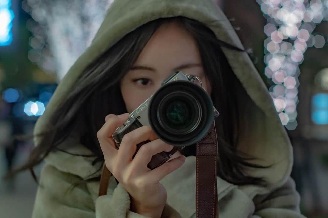 江守沙矢のインスタグラム：「東京の寒空は、キラキラしていて人によってあったかく見えたり寂しく見えたりするのが面白い  photo by ... @mynameis_301_  @hata_301  #映像小屋 #写真に物語を #物語のある写真を撮りたい   . . . . #カメラで日常に魔法を  #東京カメラ散歩 #カメラを持って旅に出よう　#traveljapan #travelphotography  #カメラ女子 #東京女子旅 #東京観光  #ポートレート #カメラがある生活 #ポートレート生活　  #portrait #カメラを持って出かけよう #japanesegirl #季節のポートレート #カメラのある生活 #カメラ好きな人と繋がりたい #写真好きな人と繋がりたい　#ポートレート好きな人と繋がりたい #人を撮りたい　#何気ない毎日が幸せ　#透明感のある世界 #日々是好日　#日常をドラマチックに #日常をきりとる」