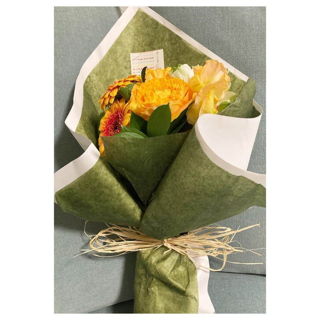 キタキマユのインスタグラム：「今日の現場で、素敵な花束を頂きました💐✨ とても嬉しい〜🥰  監督・俳優部・スタッフ・クライアントの皆さま、風吹くロケの長丁場、本当にお疲れ様でした✨🤲✨  プロフェッショナルでテキパキとして、とても居心地の良い楽しい現場に、ありがとうでいっぱいです💖  私は…もう…どうにも…目が開かないようです😪😪😪💕  感謝を胸に眠りたいと思います✨🤲✨⭐🌙💤  #撮影 #CM #オールロケ  #とても楽しかった🥰 #素敵な花束をありがとうございます  #とにかく全てにありがとうございます💕  #お疲れ様でした✨  #shootingday  #kitakimayu #キタキマユ」