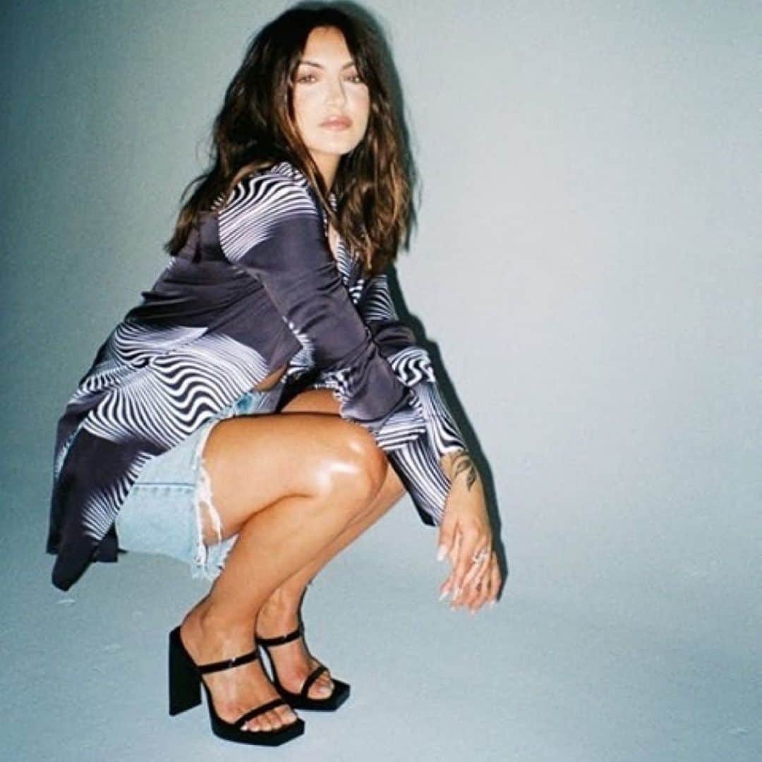 Julia Michaelsのインスタグラム：「Had a little chat to @lofficielusa about what’s inside my closet check it out now ❤️ link in bio」