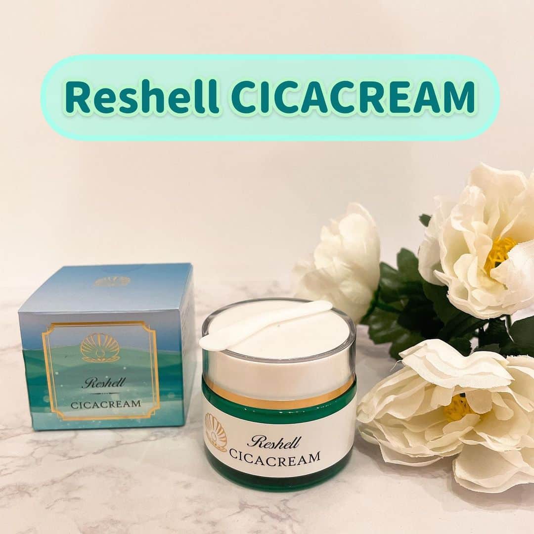 manamiのインスタグラム：「🧖🏼‍♀️✨ ・ ・ 【Reshell CICACREAM】  ・ ・ 美容大国の韓国では肌荒れをケアするクリーム として定番となっているシカクリーム。 日本でもTV・コスメ雑誌・SNS等で取り上げられる ようになり、マスクで肌荒れを起こしたり被れやすい お肌をケアするクリームとしても話題になっている シカクリーム。 ・ ・ 使用感はベタつかないのに保湿力は高いので、 私は、朝、夜どちらも使用しています👱🏻‍♀️✨ 日中の乾燥も気にならないので乾燥肌の方にも おすすめですよ♡ ・ ・ 主原料は太陽の恵みたっぷりの 「ツボクサエキス」と16種の自然の 植物エキスに、美容皮膚科医に監修 を受けたヒト幹細胞培養液や レチノールも配合されている為 表皮の乾燥や角質層をケアして 肌に潤いを与え、ターンオーバー を整え、シミ、シワ、タルミ・ 乾燥・ニキビなどの対策が期待 され、お肌を徹底的にケアします。 上皮細胞を再生させる因子で ノーベル賞を受賞した成分である EGF(上皮成長因子)やFGF(線維芽細 胞増殖因子)は、コラーゲンや エラスチンの産生促進作用に優れて おり、若々しいハリのある肌に導きます。 その他、高品質な保湿・整肌成分 ・プラセンタエキス  ・3種のセラミド ・スーパーヒアルロン酸 ・進化型ビタミンC誘導体(APPS)  ・ハイドロライズドコラーゲン  ・フラーレン ・プロテオグリカン  ・マカデミアナッツオイル 配合で、 「自慢したくなるようなもっちり肌」 を目指して開発されました。 以下8つの添加物不使用。 ・アルコール ・鉱物湯 ・シリコン ・タルク ・石油系合成界面活性剤 ・合成着色料 ・合成香料 ・防腐剤(ﾊﾟﾗﾍﾟﾝ・ﾌｪﾉｷｼｴﾀﾉｰﾙ)  低刺激の処方で、敏感肌や乾燥肌の方にも 安心してご使用いただけますよ♡  今ならSALE中でAmazon・楽天・Yahoo!の販売 ページにて1,000円OFFクーポンがもらえます！ 気になる方は、Amazon・楽天・Yahoo!shopで 「Reshell CICACREAM」で検索してみてね♡  HP:https://www.amazon.co.jp/dp/B08NHZDB19  ＠reshell_official  #Reshell #リシェル #シカ #シカクリーム #シカペア #シカケア #cica #韓国コスメ #ヒト幹細胞培養液 #ヒト幹細胞コスメ #敏感肌スキンケア #保湿ケア #乾燥肌ケア #美肌ケア #ニキビ #ニキビケア #肌荒れ #肌荒れ改善 #ほうれい線 #pr #woomy #美容好きな人と繋がりたい #スキンケアマニア #敏感肌スキンケア #高保湿クリーム #乾燥肌対策 #美肌ケア #美肌作り #美肌レシピ #ツボクサエキス #egf #fgf」