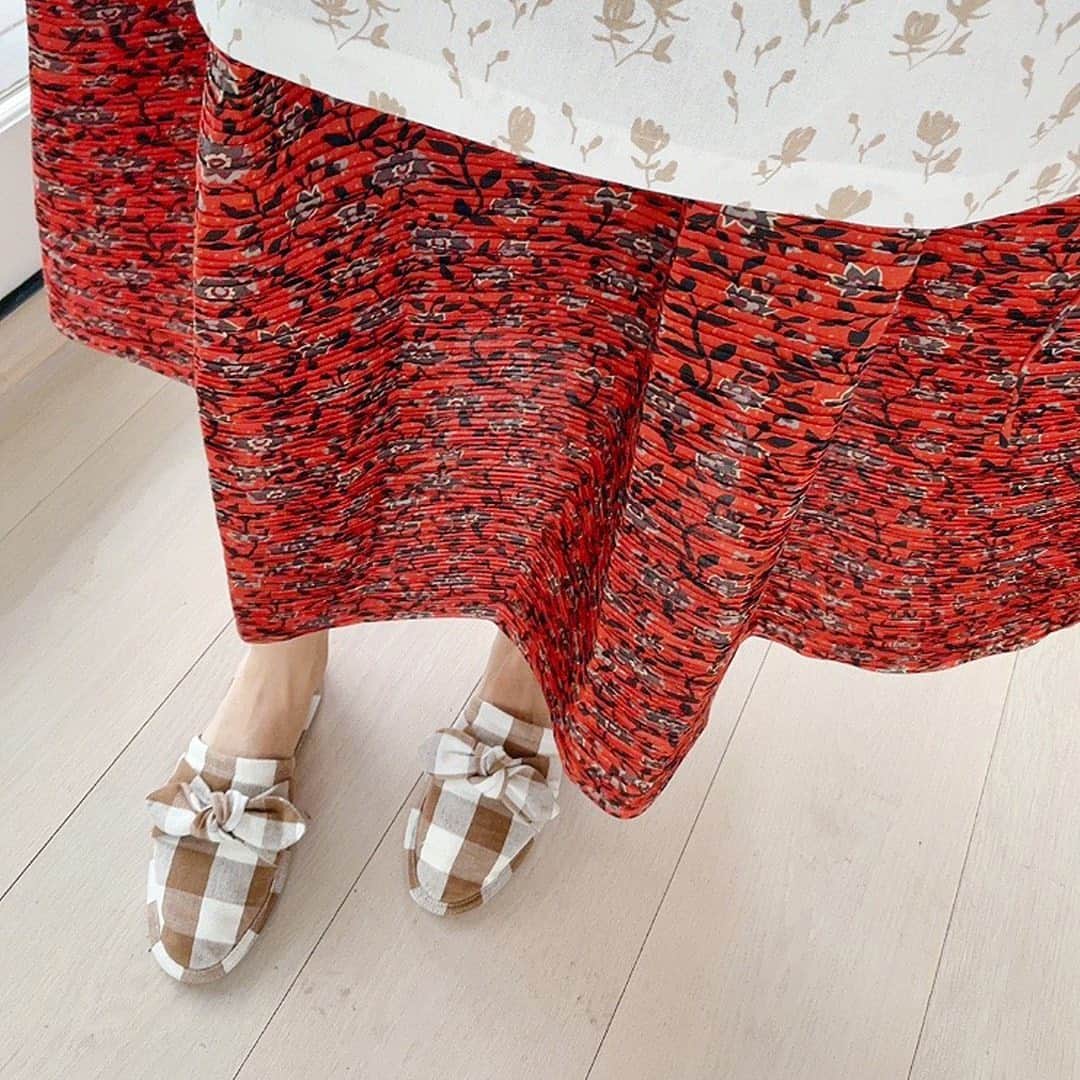 レフラーランドールのインスタグラム：「Franny is back! Our favorite cozy slipper in gingham was just restocked on our site 🤎」
