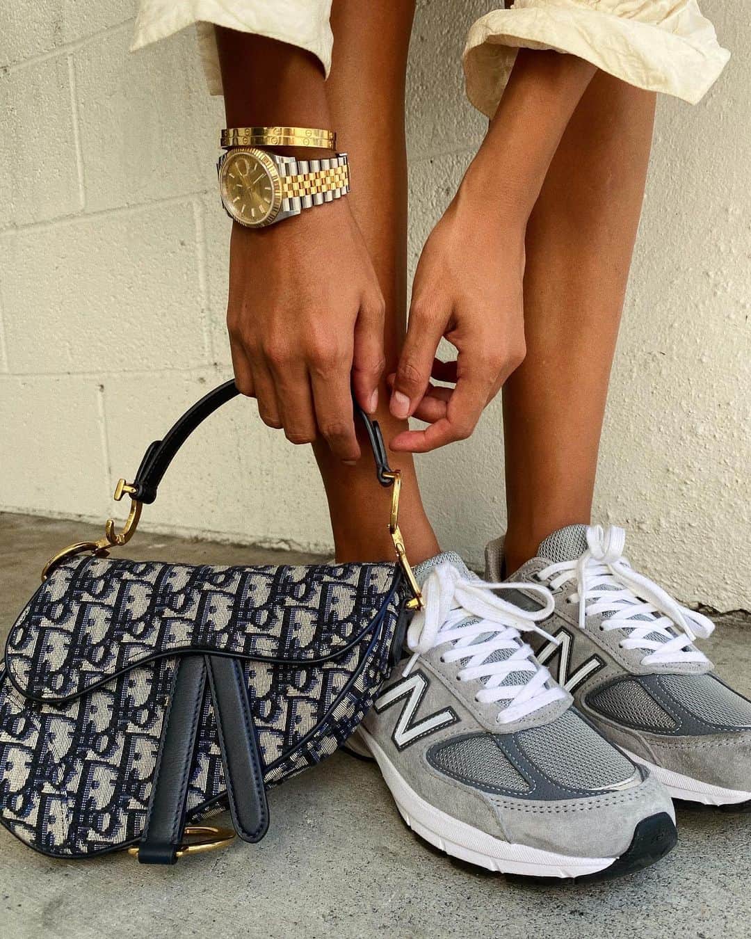 ジュリー・サリニャーナのインスタグラム：「#ootd details. 👟Which detail photo, 1 or 2?」