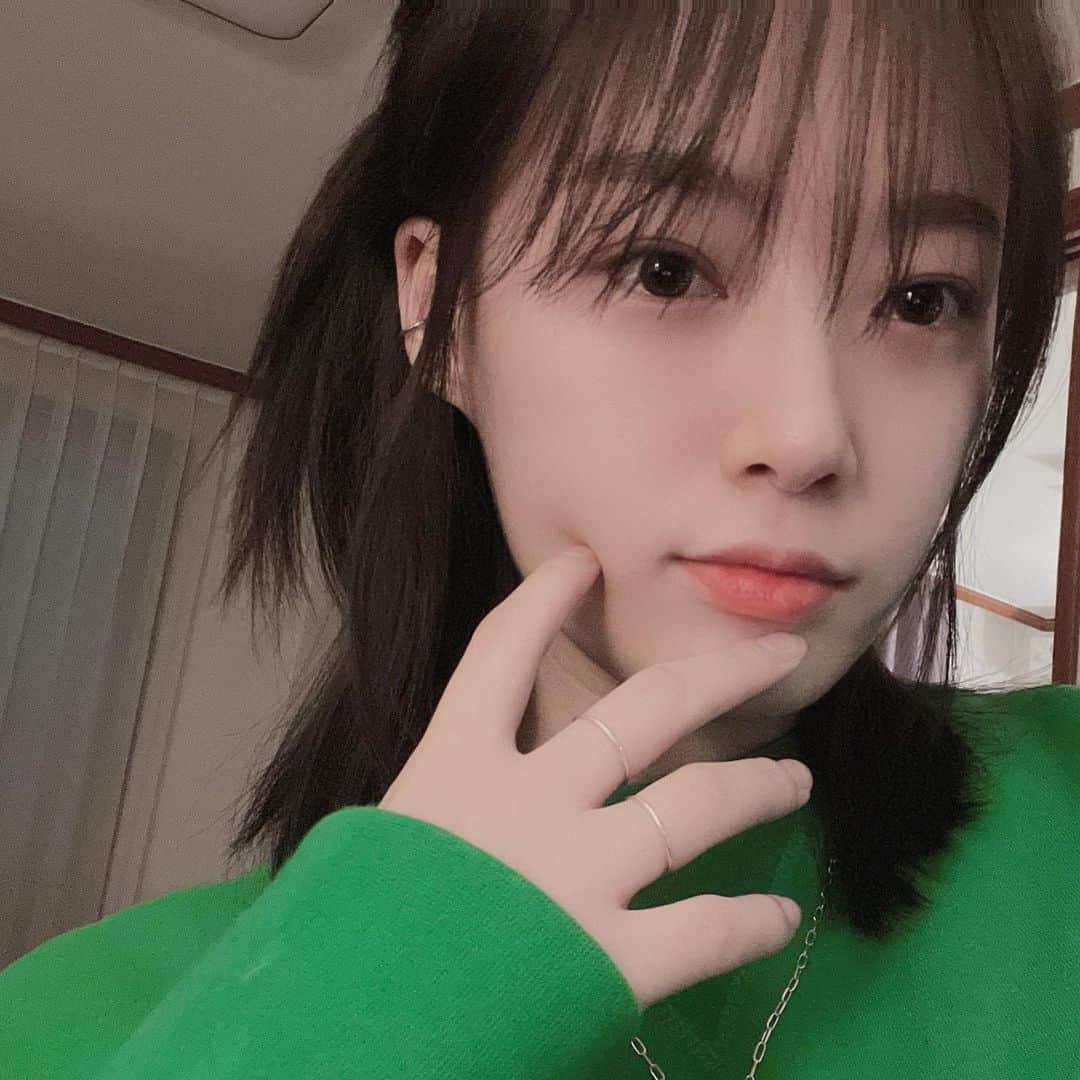 ナリ のインスタグラム：「덥수룩한 앞머리 인내심을 가지고 기르는중 으!」