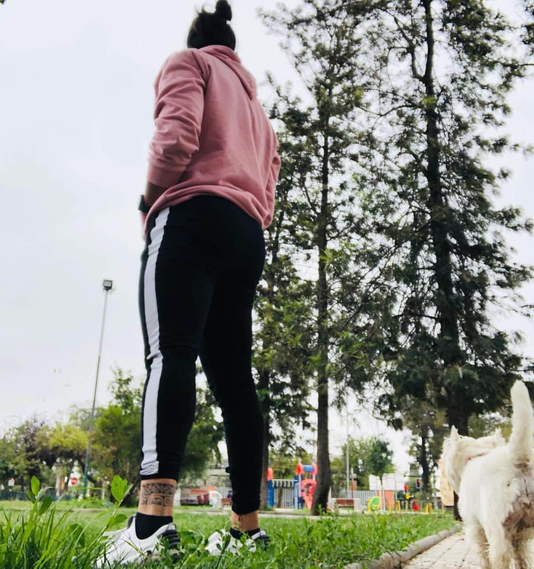 クラウディオ・リースのインスタグラム：「👕Poleron @tiendabailoteo  👖Pantalón @dueffeathletic  👟Zapatillas @puma  🦊 Perrito @facuemiwestie  🍑 mio !! Jajaja」