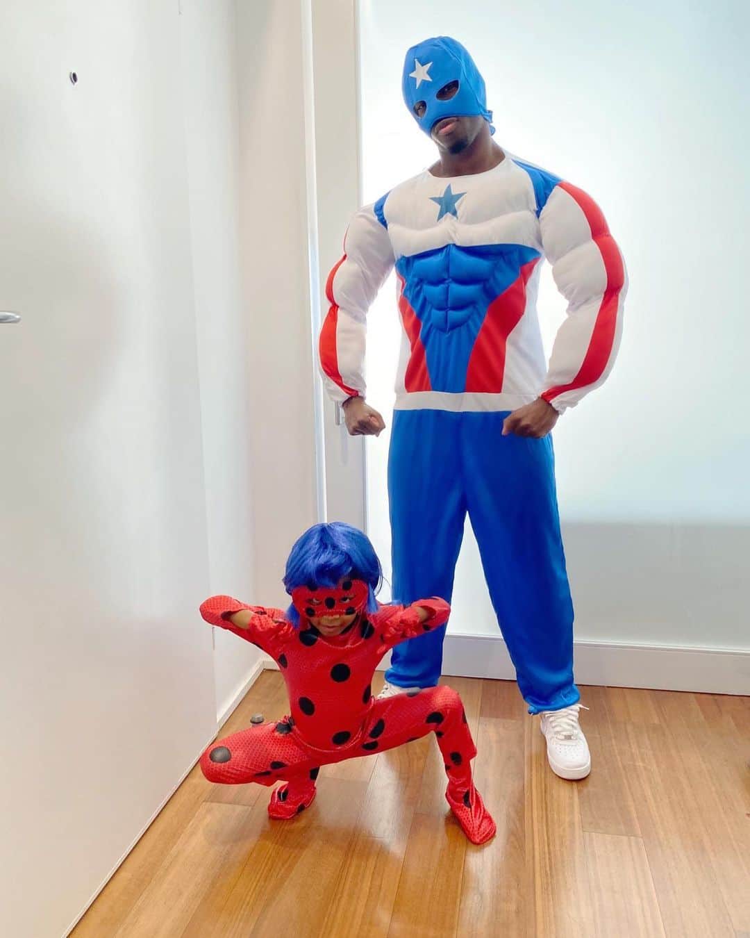 カルロス・マネのインスタグラム：「Ladybug e o Capitão América 🎭 😁 #carnaval」