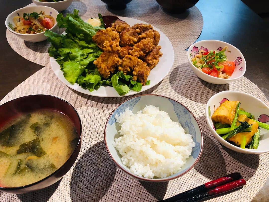 塚田美紀のインスタグラム：「緊急事態宣言中 お店の臨時休業増えたから 最近は自炊メイン  毎回娘ちゃんが 「ママ作ったの〜？美味し〜い！ママかっこよいのかわいい！！」ってすごい褒めてくれるからモチベがあがります(´ω`)💓  #石橋家のご飯 #みっきー飯」