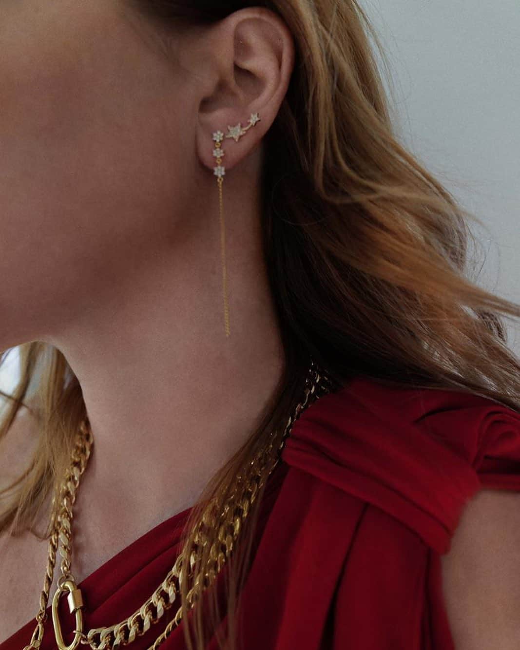 リンジー・ローハンのインスタグラム：「☺️ 💫 🌼   LL & LB Jewels in photo: Mini Stars Earrings, Dainty Daisy Drop Earrings & Cuban Carabiner Link Necklaces  Jewelry: Lindsay Lohan & @lilybakerjewels Collaboration  Photography: @slimi7   #instajewelry #lilybakerjewels #ll🙌lb #shoponline #jewelryoftheday #instadaily #instalike #instafashion #jewelryaddict #shopinstagram #londonfashion #cubanchain #jewelrylovers #starearrings  #dropearrings #chainjewelry #jewelrycollab #lookoftheday #dubai🇦🇪」