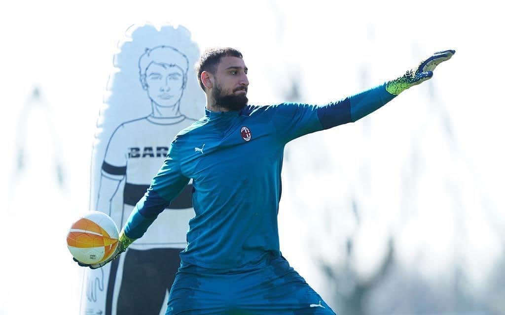 ジャンルイジ・ドンナルンマのインスタグラム：「➡️ @europaleague! 💪🏼🧤🔴⚫ #UEL #EuropaLeague」
