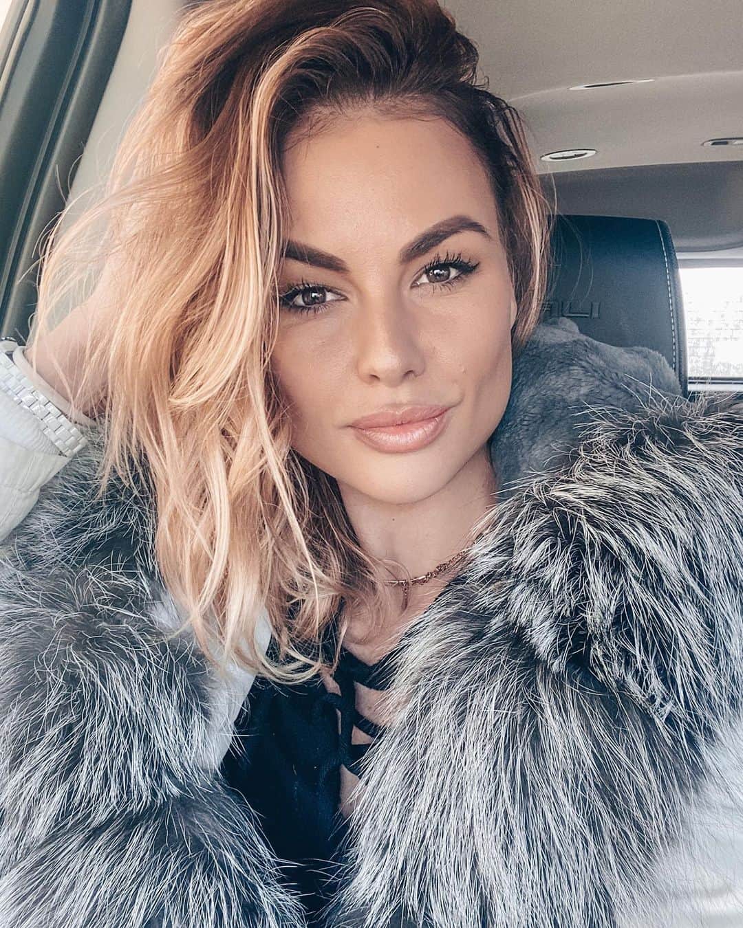 Anna Starodubtsevaのインスタグラム：「Бытовуха? Да или нет? 1,2 or 3? ⠀Используете ли вы это слово в повседневной жизни или вы не знаете что это такое? ⠀ Недавно поймала себя на мысли,что мне всю жизнь было страшно заводить семью из-за боязни бытовухи и однообразия. Очевидно,что я типичный водолей 🤪. Да,мне нужен праздник и эмоции каждый день 🤷‍♀️.Я Уже готова ловить камни,которые полетят в меня со словами,что так не бывает и что бытовуха -это неотъемлемая часть взрослой и тем более семейной жизни.Кто так считает?Я убеждённа,что это не так и все зависит он нас. ⠀Я тоже раньше думала,что брак - это сплошная бытовуха и обязанности и постирушки и борщи,мой первый муж тоже так думал 😅. Однако, с возрастом и опытом я поняла,что семья и праздник каждый день-вполне совместимые вещи,можно жить и без бытовухи,все зависит от меня и от моего партнера,от того,как мы строим наши отношения и наш маленький семейный мир.  Я вижу свою семью как союз двух людей, которые совместно строят жизнь,проводя бОльшую часть времени вместе,занимаясь делами,работой,развлекаясь,путешествуя, проводить время с детьми.А для этого нужно много помощников по дому и чем больше,тем лучше,как минимум дом работницу,уборщицу и няню.Мне  это нужно не для статуса, и гораздо важнее чем украшения и дорогая одежда.Это необходимость,которая сделает качество жизни моей семьи намного лучше. Чтобы у меня было больше возможности проводить время с любимым мужем,заниматься собой,планировать поездки,работать,вести активную социальную жизнь,реализовываться и развиваться как личность. ⠀Свой план я рассказывала всем кандидатам на первом свидании когда была свободна и не боялась никого «спугнуть»,так как я наконец поняла,что мой партнёр должен разделять мои взгляды,чтобы мы могли построить счастливый союз.  Всю жизнь меня попрекали в том,что я слишком много хочу,что у меня большие запросы,амбиции и аппетиты,что это не нормально и пора бы мне успокоиться,и тем самым мои мужчины тянули меня вниз и тормозили мое развитие.Это было до того момента,пока я не научилась правильно выбирать мужчин.Пожалуй лучшее,что я сделала для себя😆. ⠀Я пришла к выводу,что семья у меня будет либо в точности такая как я себе представляю Продолжение в карусели 👈.」
