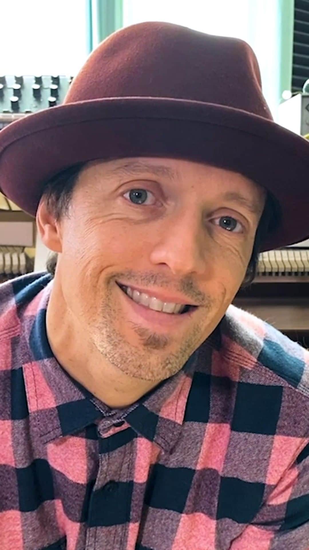 ジェイソン・ムラーズのインスタグラム：「Help us share the good during these difficult times by telling us about a 501(c)(3) nonprofit organization in the U.S. that aligns with @jasonmrazfoundation's mission to shine for inclusive arts education and the advancement of equality.  The JMF team will review your submissions and reach out to the organizations for more details. Our intention is to award $2,000 grants to 25 U.S. organizations that align with our mission.  Visit JasonMrazFoundation.org for more info and to share a nonprofit with us!」