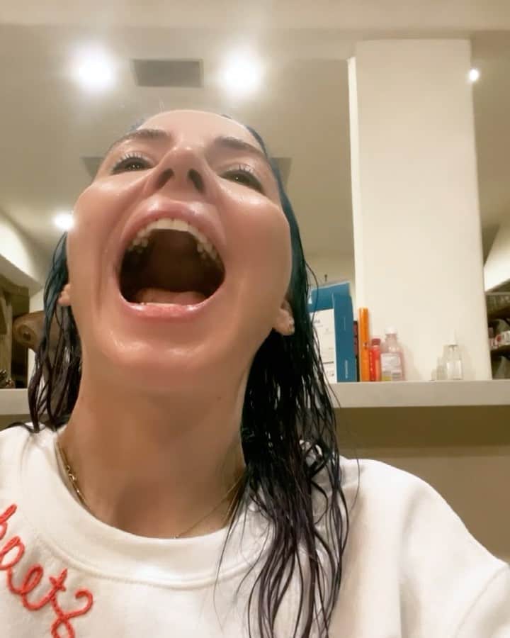 ウィットニー・カミングスのインスタグラム：「Sometimes my giant mouth comes in handy」
