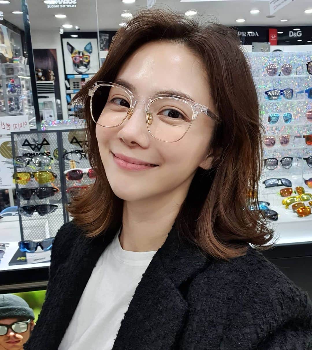 ユ・ハナのインスタグラム：「블루라이트차단안경이 절실했던 때,  오빠따라 갔다가 나까지 겟겟겟🎶  자꾸 집에서 영심이 안경쓰고있다고 😤👊 영심이 안경쓰고있어서 안경 두개나 사줬던날인뒈 이제 올리눼에😱 시력이 마이너스 8이면 어떤 안경을 써도  영심이야...  영심이는 눈이라도 엄청크지..  평소에 얼굴이 작아보이는 효과를 주는 큰 안경을 선호하는데 마침 맘에 쏙쏙쏙 드는게 딱😍  친절한 사장님부부는 완전 취저🙊🙊🙊  렌즈 한무더기 사러 조만간 다시 가야지이   안경끼고있다가 생각나서 지난 안경사진을 올려보는 핸드폰저장공간 늘 항상 부족의 나   대전이니깐 #대전안경점 좋은 곳 찾고계셨던 분들 디엠주심 친절히 알랴드릴게욧 친절에 감동해서 사심가득으로다가요」