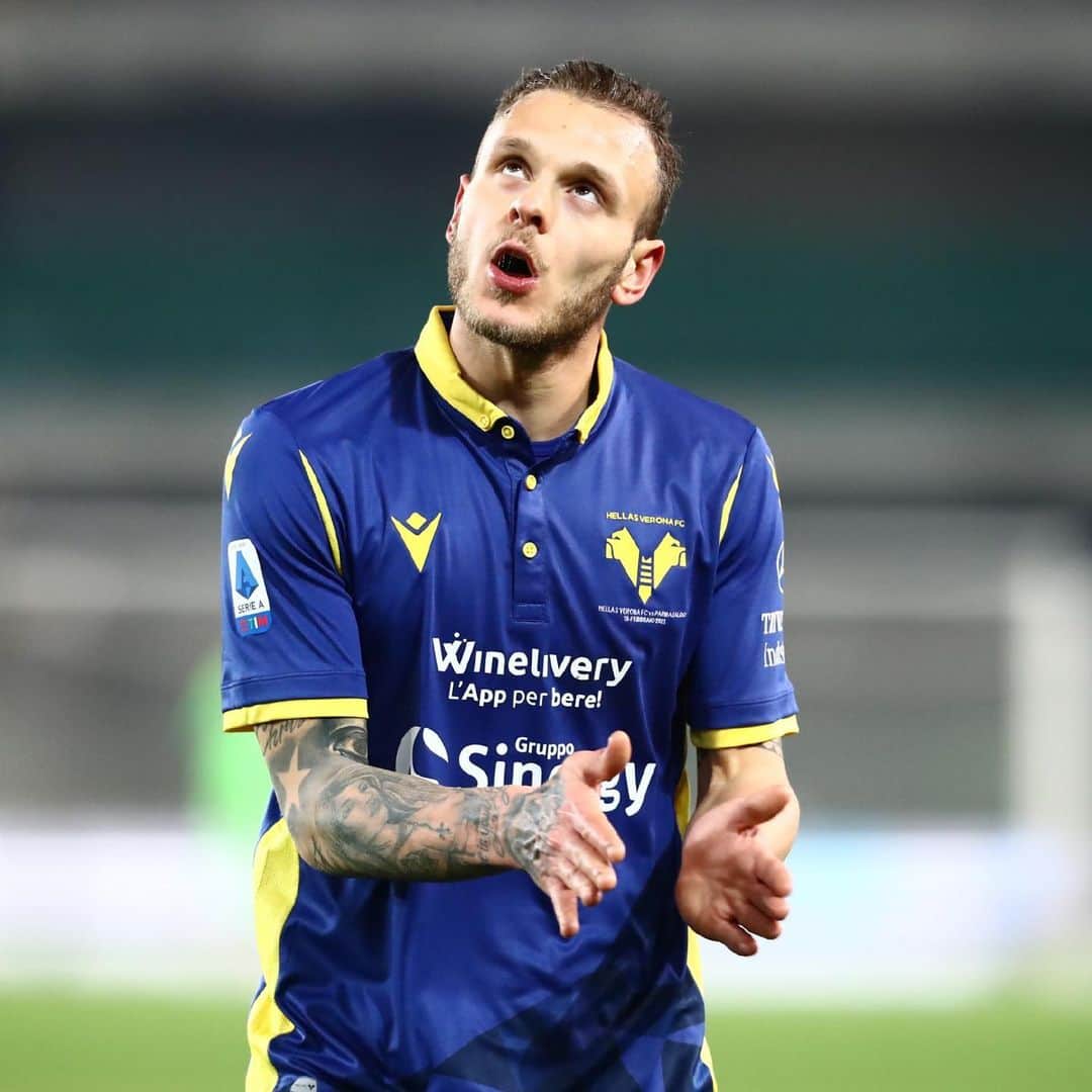 エラス・ヴェローナFCのインスタグラム：「Abbiamo parlato del millesimo, ma anche il 9️⃣9️⃣9️⃣ niente male 💛💙  #DaiVerona #Dimarco #VeronaParma #SerieATIM」
