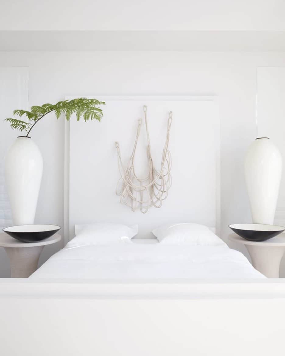 Homepolishのインスタグラム：「“I like that it has a hint of gray and it’s not just white. It adds a bit of softness and mystery.” @nancybraithwaiteinteriors on @sherwinwilliams Zurich White.   Photo by @simonuptonphotos.  For more pro tips and design inspo, check out the link in bio.」