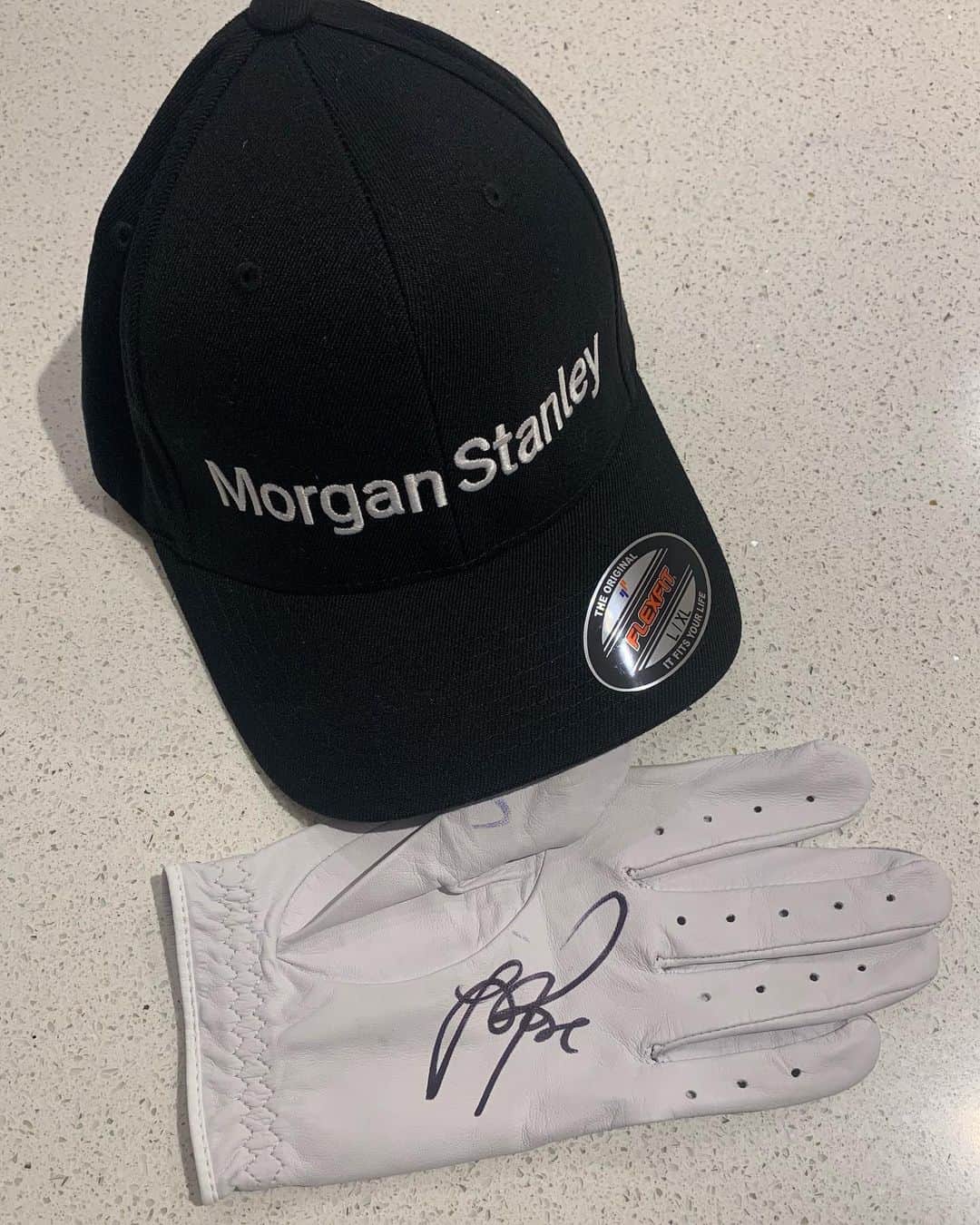 のインスタグラム：「It’s that time!!! #rosetuesdaygiveaways For a chance to win this signed glove and @morgan.stanley 🧢   Just ❤️ and tag somebody you think would wear this signed glove in the next monthly medal, rather than keep it!! 🧤 🤣   I’ll pick a winner next Tuesday. Last weeks winner I just announced on the last post.」