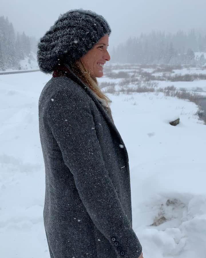 コートニー・コンローグのインスタグラム：「Snow makes my heart glow」