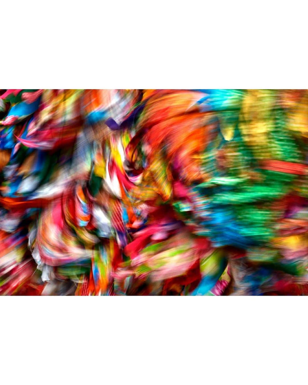 マリオ・テスティーノさんのインスタグラム写真 - (マリオ・テスティーノInstagram)「TILICHES, CARNIVAL IN PUTLA, MEXICO Mexico has always made me think of my country, Peru, and how we are similar in so many ways. Not only through our shared language and history, but also in our food, our lifestyle and the way our countries traditions are still part of our lives.  Pictured here are the Tiliches from Mexico who make their carnival costumes from drags of different colours, which create fabulous effects when dancing.  _ TILICHES, CARNAVAL PUTLECO, MÉXICO México siempre me hace pensar en mi país, Perú, y en cómo somos tan similares en tantos aspectos, no solo en nuestro idioma e historia, sino en nuestra comida, estilo de vida y en las formas en las que nuestras tradiciones siguen siendo parte de nuestras vidas.  Estas son algunas imágenes de los Tiliches, quienes confeccionan sus disfraces de carnaval a partir de retazos de diferentes colores que crean un efecto fabuloso al bailar.   #MarioTestino #ABeautifulWorld #mexico🇲🇽 #2019」2月17日 1時59分 - mariotestino