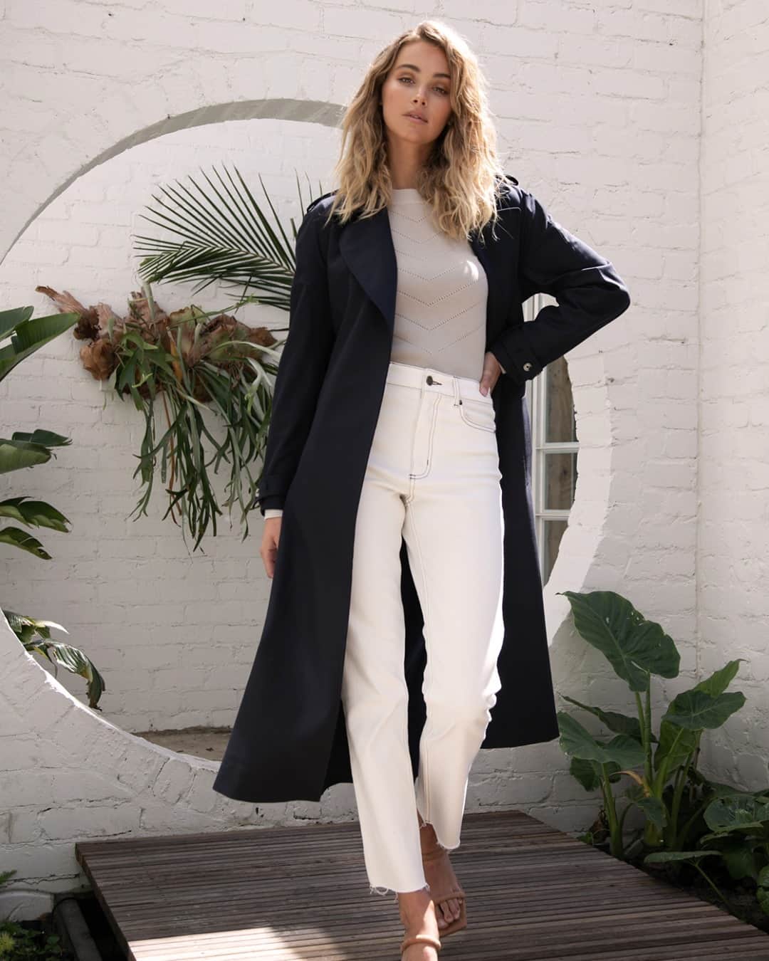 クーカイのインスタグラム：「Le Trench Ariane est la pièce intemporelle à avoir absolument dans son dressing. Associez le avec le jean Freya pour un look printanier et lumineux.  Tap to shop the look.  #newco #kookai #coat #PE21」