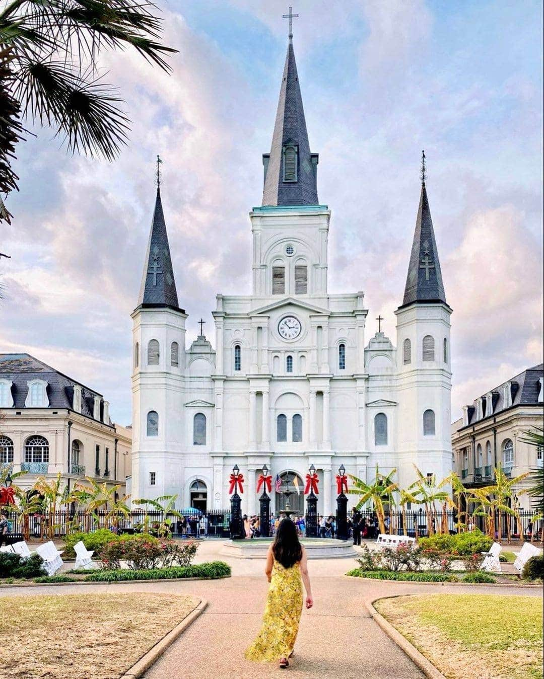 Visit The USAさんのインスタグラム写真 - (Visit The USAInstagram)「Reminiscing on favorite trips around the USA! @dipalkparmar shares her favorite places from her trip to New Orleans.  "Jackson Square is a must-visit when exploring the French Quarter in NOLA.  We had so much fun walking around, soaking in the lively atmosphere. While you’re there: ⁣ ☕️ Stop by Cafe du Monde across the street for some of their famous beignets and coffee. ⁣ 🍽 Head to @tableau_nola for balcony dining overlooking Jackson Square. Their shrimp and grits were delicious!" #VisitTheUSA 📸 : @dipalkparmar」2月17日 2時00分 - visittheusa