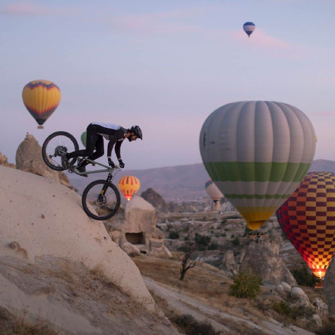 Shimanoさんのインスタグラム写真 - (ShimanoInstagram)「What do you get when you mix beguiling ancient landscapes with hundreds of hot air balloons, @kilianbron’s awesome riding, an insanely talented drone pilot and a ball of fire? Head to the link in bio to find out. #RideShimano 📷  @jbliautard  @commencalbikes」2月17日 2時00分 - rideshimano