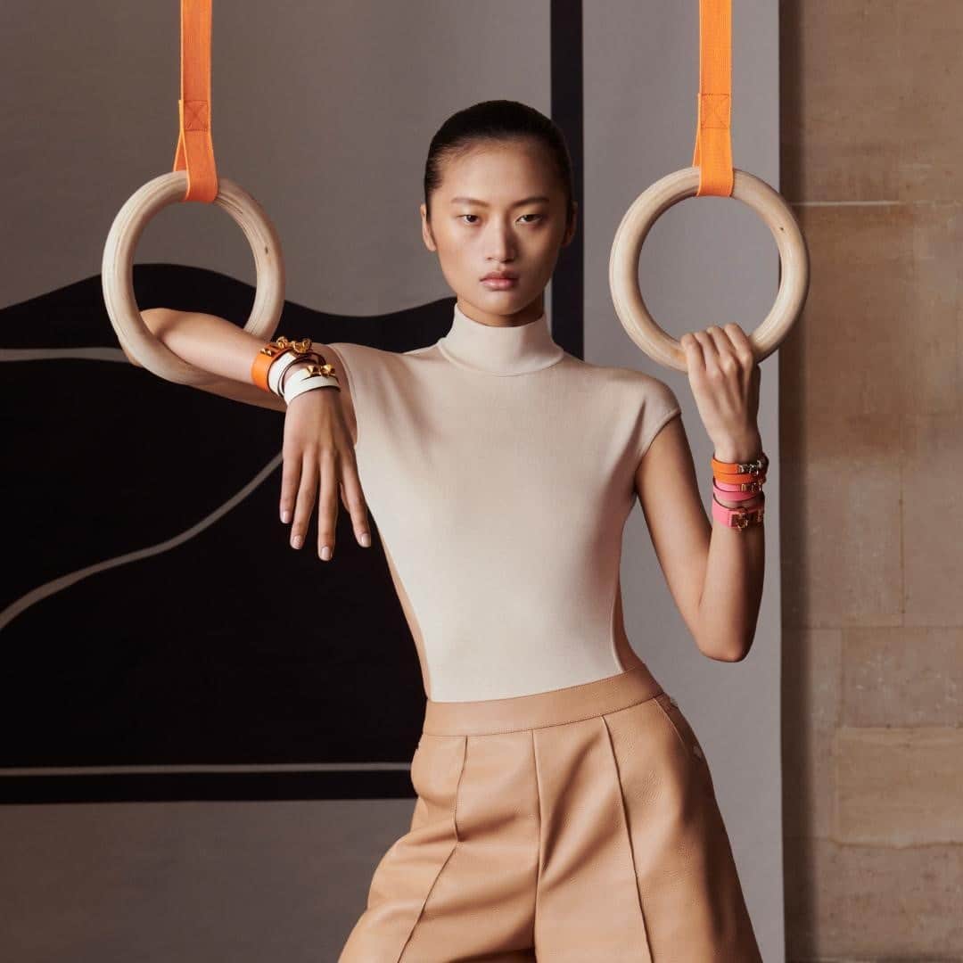 のインスタグラム：「Easy shape up.  #RadiantMoves #Bracelets  #CollierDeChien24 #DoubleTourKelly  #DoubleTourRivale  #HermesFit #Hermes」