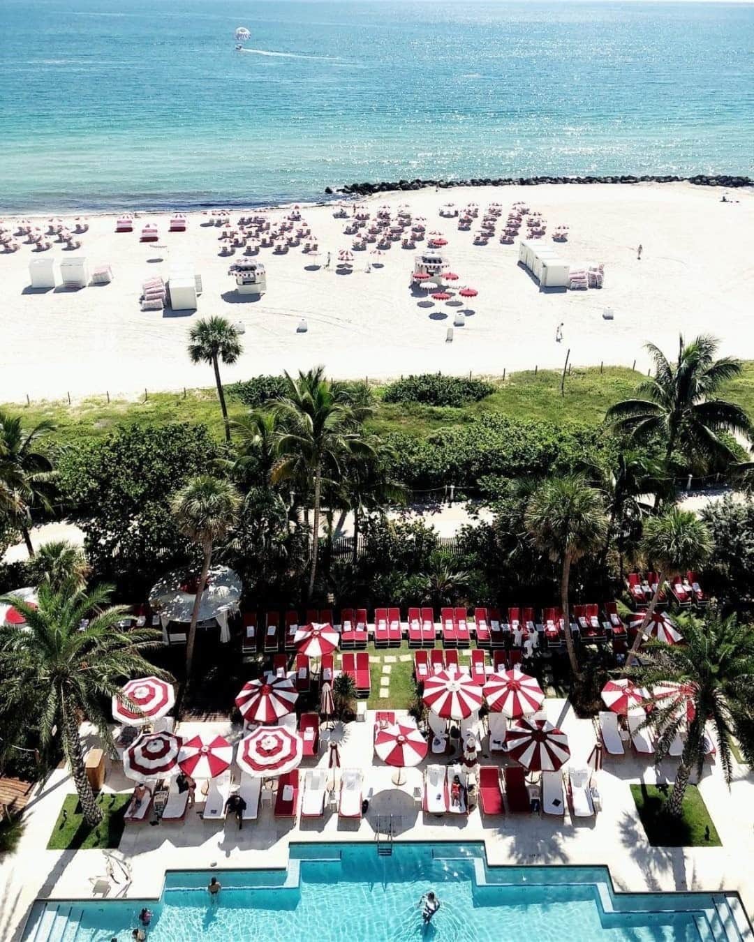 MR PORTERのインスタグラム：「This week we are celebrating #Miami — a city known for its art, design and amazing food. For the next few days we'll be highlighting some of the best things Miami has to offer, through the eyes of some of the city's most stylish residents. Follow along for an art tour from Style Council member (and artistic director of the @icamiami) Mr @AlexGartenfeld, a guide to dressing for 24 hours in The Magic City and some enviable landscapes for good measure. Meet you at the beach? 🏖️ #MRPORTERontheroad   📍 @faena 📸 @laurenlondoner」