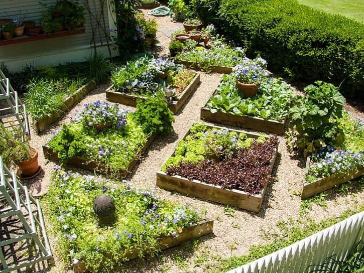 HGTVさんのインスタグラム写真 - (HGTVInstagram)「Get this year's garden off the ground with a fresh take on raised beds. 🌱  ⁠⁠ There are so many reasons to love a raised garden bed... ⁠⁠ ✅ Provide plants access to nutrient-rich soil⁠⁠ ✅ Add architectural interest to your landscape⁠⁠ ✅ Small-space friendly⁠⁠ ✅ Can be designed to keep pests out⁠⁠ ✅ Certain designs make gardening more accessible⁠⁠ ⁠⁠ We could go on... but instead, we'll point you to the 20 raised garden bed ideas at the link in our profile. 🔝 Discover different types of raised garden bed styles and flower bed styles that will inspire you to create your own orderly garden space. 👩‍🌾 ⁠⁠ ⁠⁠ What are you growing in your garden this year? 🌱⁠⁠ ⁠⁠ #garden #gardening #raisedbed #raisedgarden #raisedgardenbeds #DIYgarden #victorygarden」2月17日 2時02分 - hgtv