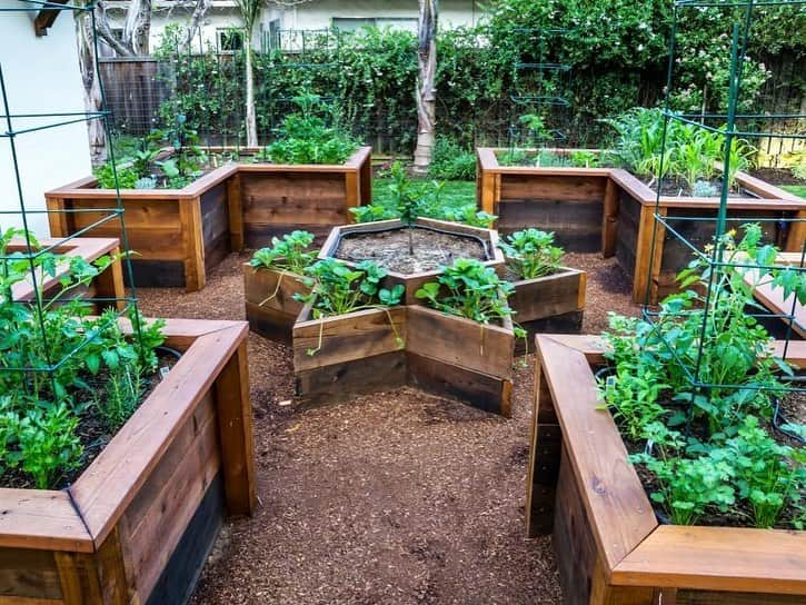 HGTVさんのインスタグラム写真 - (HGTVInstagram)「Get this year's garden off the ground with a fresh take on raised beds. 🌱  ⁠⁠ There are so many reasons to love a raised garden bed... ⁠⁠ ✅ Provide plants access to nutrient-rich soil⁠⁠ ✅ Add architectural interest to your landscape⁠⁠ ✅ Small-space friendly⁠⁠ ✅ Can be designed to keep pests out⁠⁠ ✅ Certain designs make gardening more accessible⁠⁠ ⁠⁠ We could go on... but instead, we'll point you to the 20 raised garden bed ideas at the link in our profile. 🔝 Discover different types of raised garden bed styles and flower bed styles that will inspire you to create your own orderly garden space. 👩‍🌾 ⁠⁠ ⁠⁠ What are you growing in your garden this year? 🌱⁠⁠ ⁠⁠ #garden #gardening #raisedbed #raisedgarden #raisedgardenbeds #DIYgarden #victorygarden」2月17日 2時02分 - hgtv