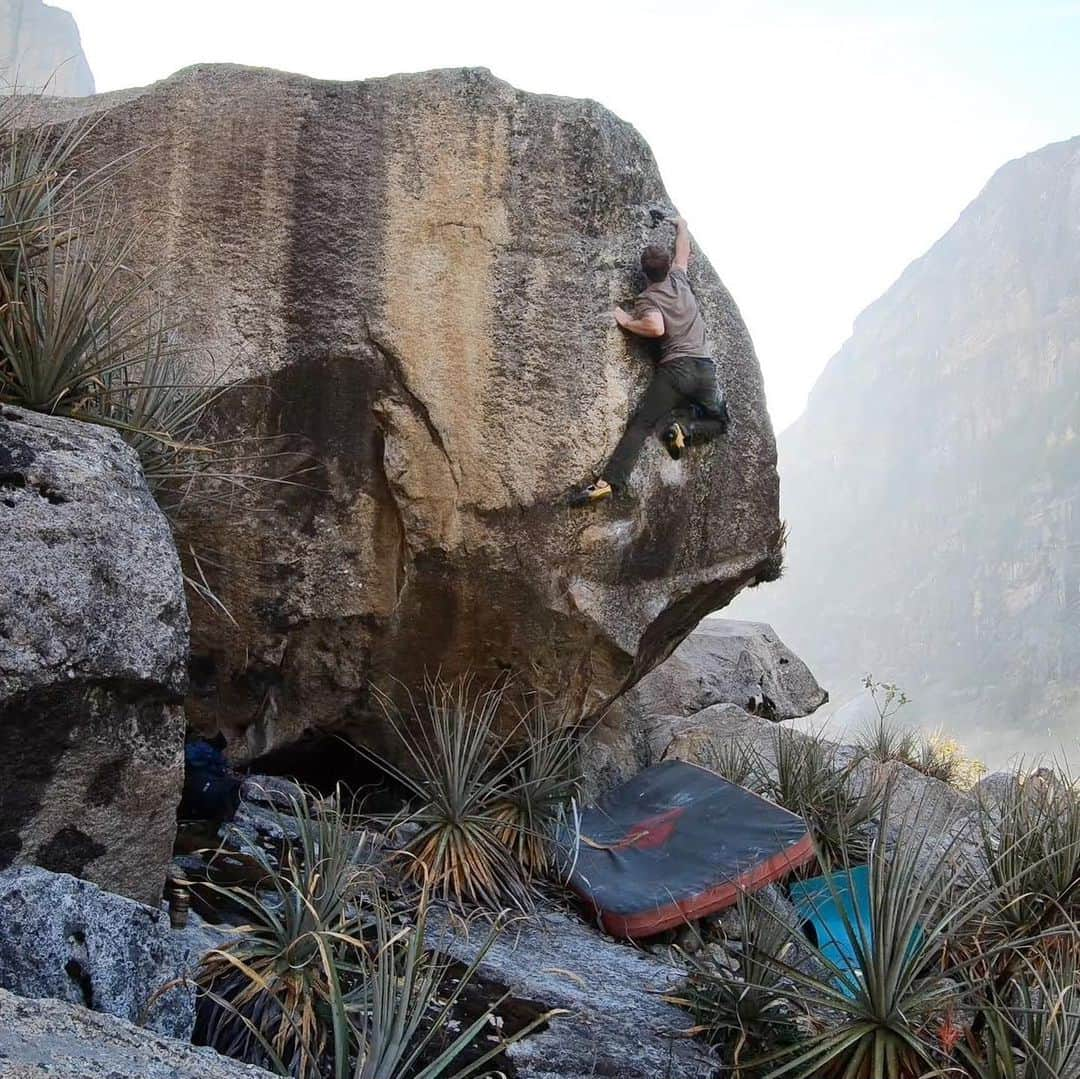 ナーレ・フッカタイバルのインスタグラム：「Peru was such an unforgettable trip. I spent about a month in the Cordillera Blanca solo busy exploring and opening boulders. Might be the most hiking and brushing I’ve ever done in a month’s time. I caught some of the climbs on film and we put together a little video. Find the link in my profile」