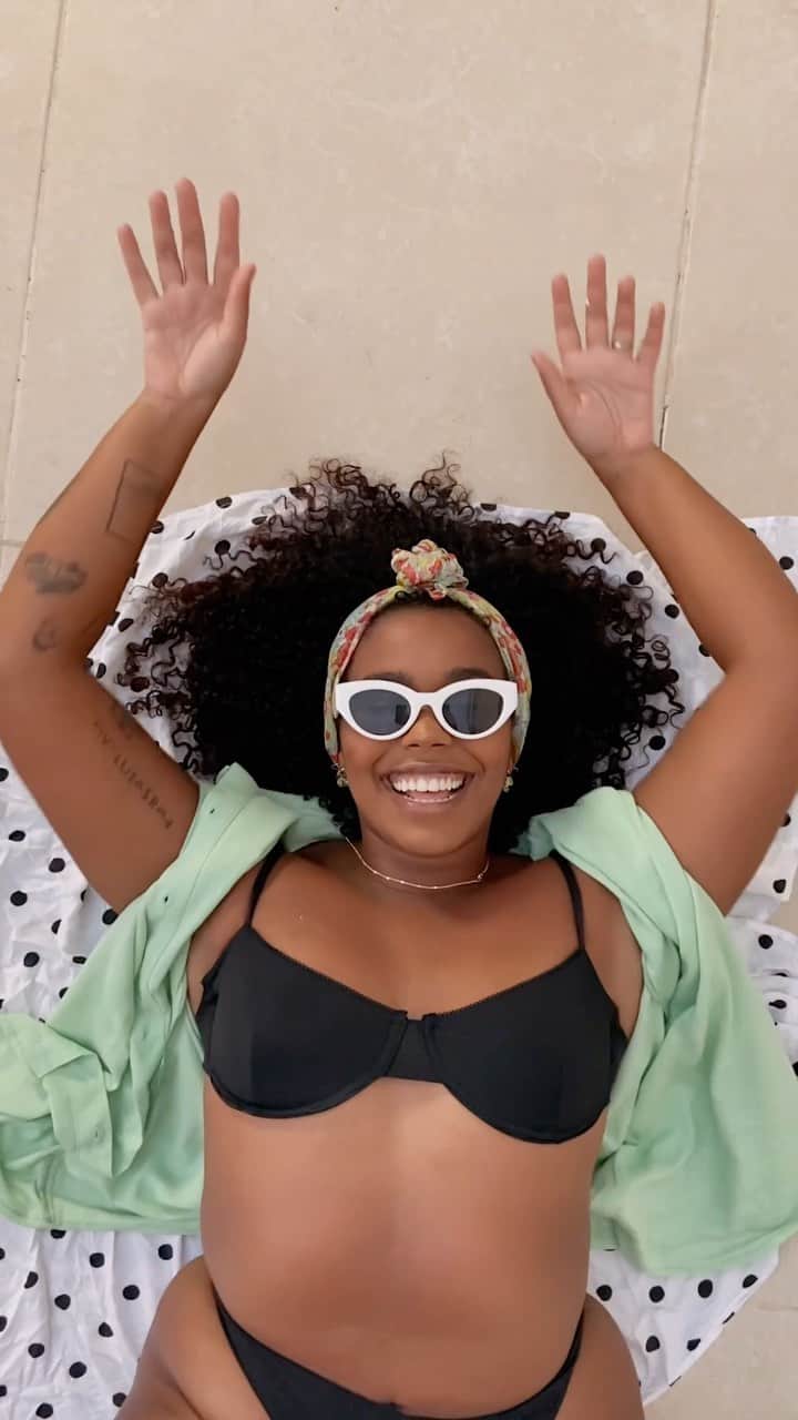 のインスタグラム：「O Carnaval vai ser um momentinho especial pra refletir e cuidar de nós mesmas! Todo ano surge aquele papinho sobre o corpo perfeito no verão, né? Pra Zaxy, o corpo perfeito é o seu! A @juliacforti, junto com a @nathfinancas, @lobomari e @kerenpaiva, nos convidam a pensar sobre autoestima e olhar pra gente com mais carinho. Marca uma amiga que precisa ver esse vídeo também 😍 #CarnaZaxy #CarnavalDentroDeMim」