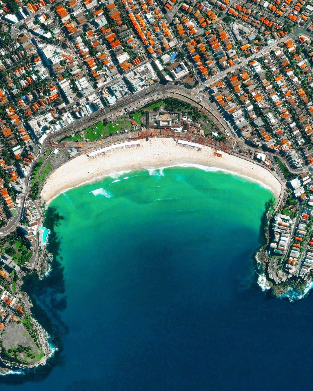 Daily Overviewさんのインスタグラム写真 - (Daily OverviewInstagram)「Bondi Beach is located in Sydney, Australia. One of the city’s most stunning and popular destinations, the beach gets its name from the Aboriginal word ‘Boondi’, meaning ‘waves breaking over rocks’. The beach’s surrounding neighborhood, which shares its name, is home to about 11,600 people. — Created by @overview Source imagery: @maxartechnologies」2月17日 2時07分 - dailyoverview