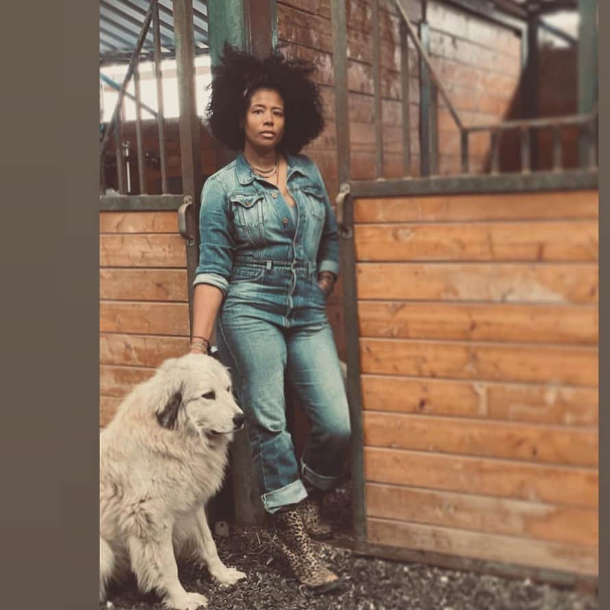ケリスのインスタグラム：「Farm life , lots to do today like everyday. Where to begin is the question.」