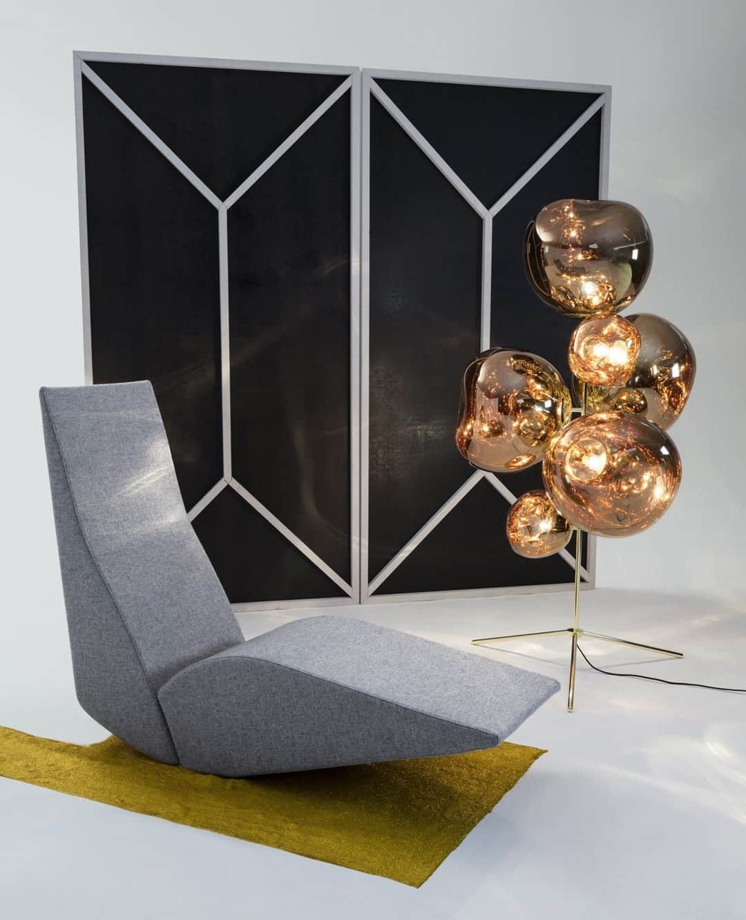 トム ディクソンのインスタグラム：「Tom Dixon's BIRD Chaise with a standing MELT chandelier.⁠ ⁠ BIRD is a bold sculptural statement bringing extra colour, shape, movement and comfort into any space.」