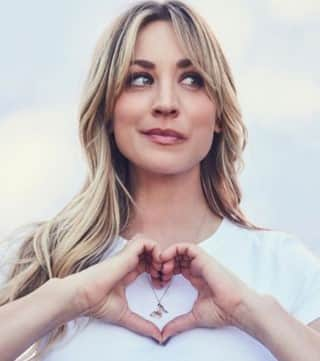 ビッグバン★セオリーのインスタグラム：「How much do you love @kaleycuoco? ♥️  . . . @therealjimparsons @kaleycuoco @sanctionedjohnnygalecki @missmayim @themelissarauch #johnnygalecki #mayimbialik #kaleycuoco #melissarauch #simonhelberg #jimparsons #jerryoconnell #kunalnayyar #leonardhofstadter #amyfarrahfowler #pennyhofstadter #bernadettewolowitz #sheldoncooper #thebigbangtheory #bigbangtheory」