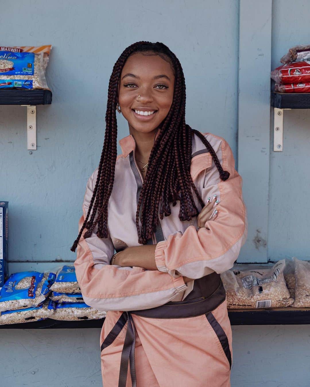 Jordanのインスタグラム：「“Don’t be afraid to interact with people and get to know them, even if it’s outside of your comfort level.”  Actress and humanitarian @zoleeg shared with Jordan Brand how she connects streetwear and sneakers into her commitment to making a difference in her community.   Learn more about her story at the link in our bio.」