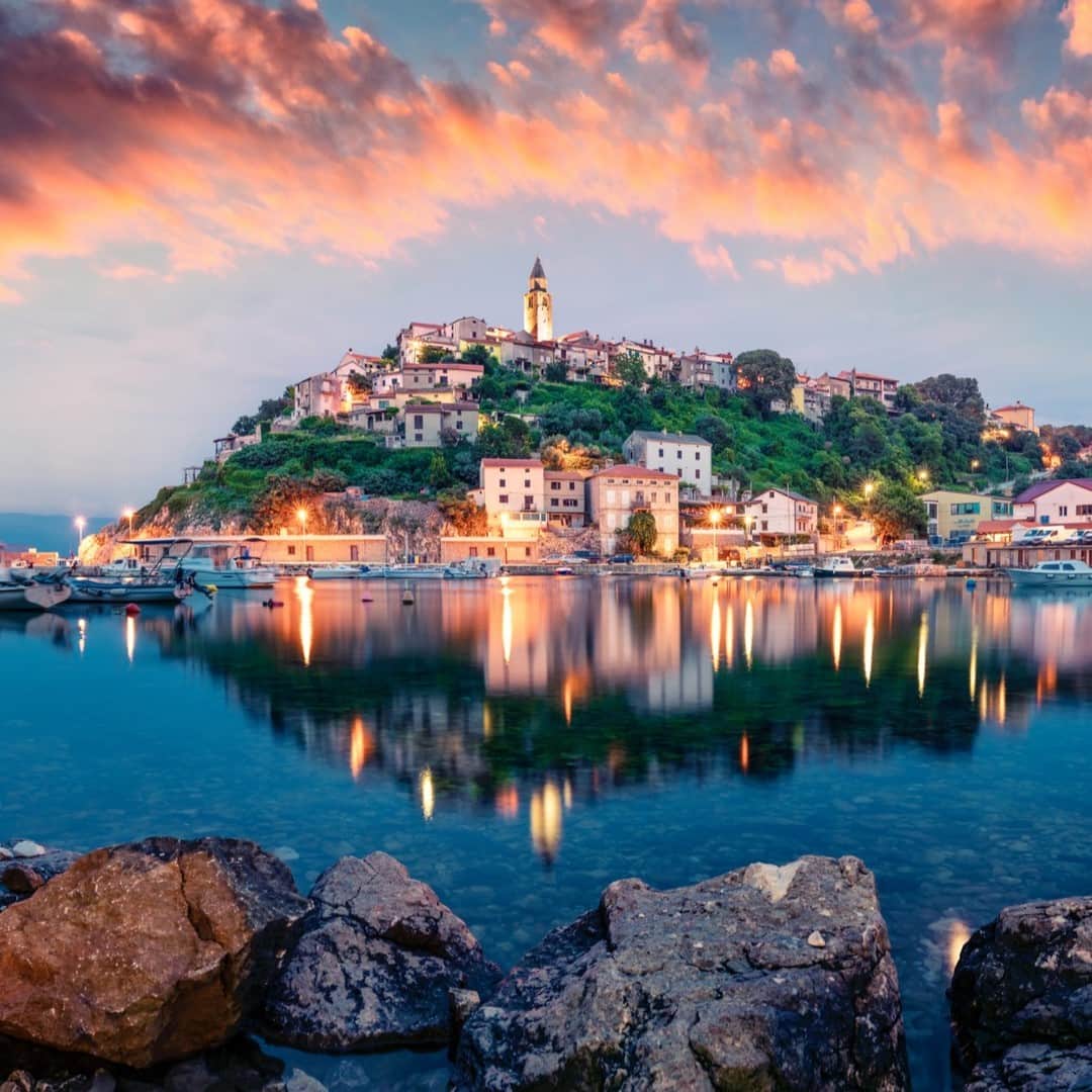 Lonely Planetのインスタグラム：「The pool of potential places for remote workers increased with Croatia expanding its short-term residency permits to include travelers from outside the European Union.⠀⠀⠀⠀⠀⠀⠀⠀⠀ ⠀⠀⠀⠀⠀⠀⠀⠀⠀ Do you qualify? Check our link in bio for all the details. ⠀⠀⠀⠀⠀⠀⠀⠀⠀ ⠀⠀⠀⠀⠀⠀⠀⠀⠀ #lonelyplanet #Croatia」