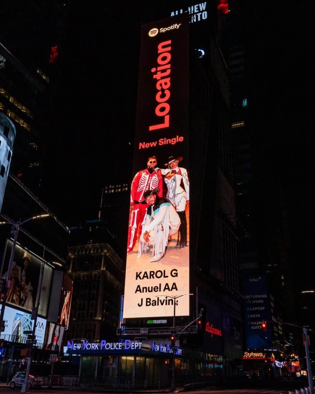 Alfredo Floresのインスタグラム：「No me canso de ver los publicitarias por toda la ciudad!! Grande felicidades para tu semana de cumpleaño @Karolg!! Gracias por confiar en mi y ser tan increíble. Bienvenida a 30 🥳📸」