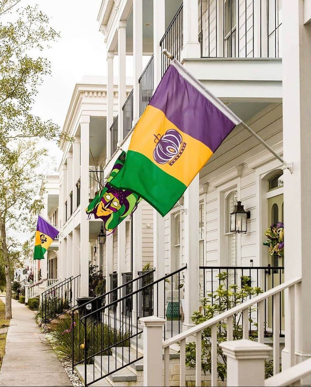 FRENCH GIRLさんのインスタグラム写真 - (FRENCH GIRLInstagram)「Joyeux Mardi Gras! 💜💛💚 It’s officially Fat Tuesday, the last day of indulgence before the restraint of the Lenten season. In Louisiana, that means one thing — it’s time for our favorite fête! 🎭  Mardi Gras is a holiday near and dear to our hearts at FRENCH GIRL because of our Founder Kristeen’s Cajun-French heritage. ⚜️   Although the celebrations this year will look different due to COVID-19 (sadly, the annual parades are cancelled), we agree with the people of New Orleans — Mardi Gras is a spirit, not a parade. 🥳   Instead, this year, Krewes are decorating houses in the style of parade floats — called House Floats — and they are nothing short of breathtaking. We’ll be sharing some of our favorites this weekend in celebration of the holiday. New Orleans is strong, and #YardiGras continues! 🎉  Take a note from Mardi Gras today and indulge in whatever makes you happiest — be that a delicious dessert, a Netflix binge session, or a hot bath with your favorite champagne and ultra-luxurious skincare. 🥂  Laissez les bons temps rouler, French Girls — let the good times roll. 💜💛💚  Photo by @nola_val, an incredibly talented New Orleans photographer.   #FatTuesday #MardiGras2021 #NewOrleans」2月17日 2時18分 - frenchgirlorganics