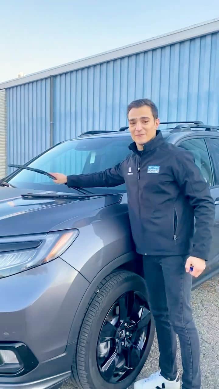 のインスタグラム：「Honda’s wiper blades are key for your safety, especially when seasons change. @alexpalou shows you how to replace them easily.」